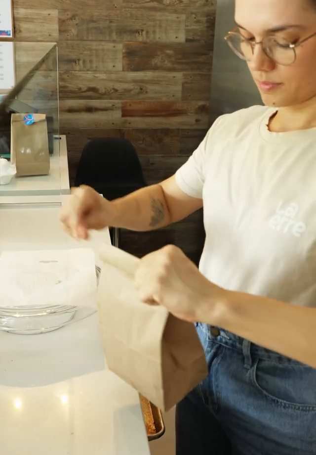 Pedido empacado en bolsa de papel craft