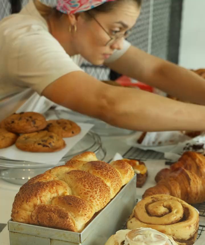Panadera acomodando la vitrina de La erre
