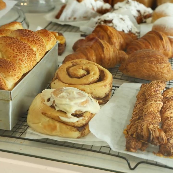 Vitrina completa con rollos, croissants y pan trenzado