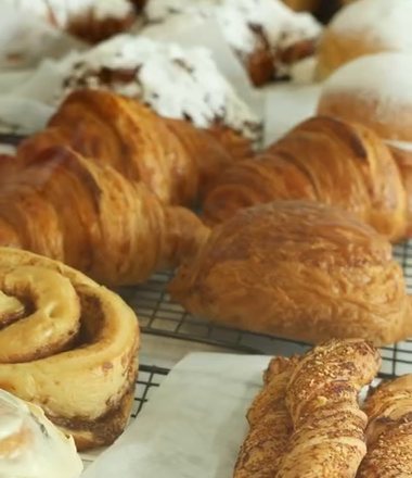 Croissants de mantequilla recién horneados
