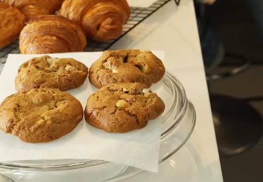 Galletas artesanales de mantequilla recién horneadas