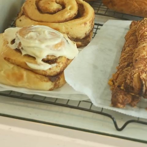 Rollo de canela tibio con glaseado de queso crema